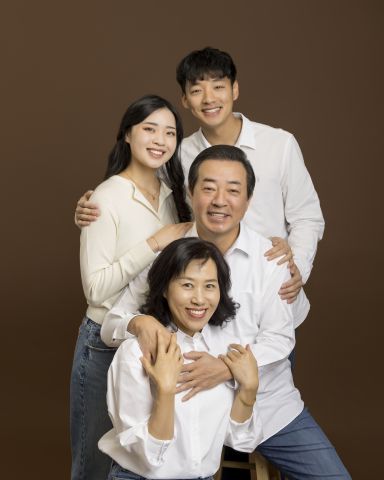 F7_EC2_8993_가족사진 포옹1_무배경.jpg