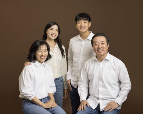 F6_EC2_8991_가족사진2_무배경.jpg